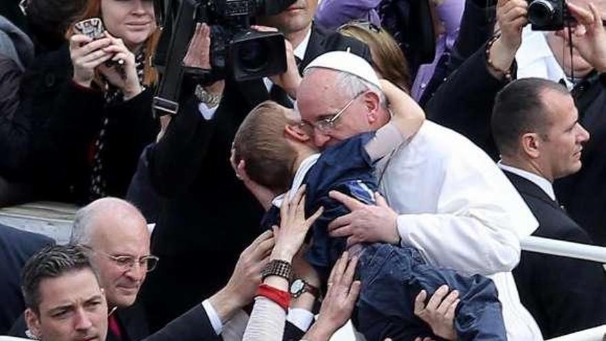 El Papa Francisco, durante el mensaje de Pascua que ofreció ayer desde el balcón de San Pedro. // Efe