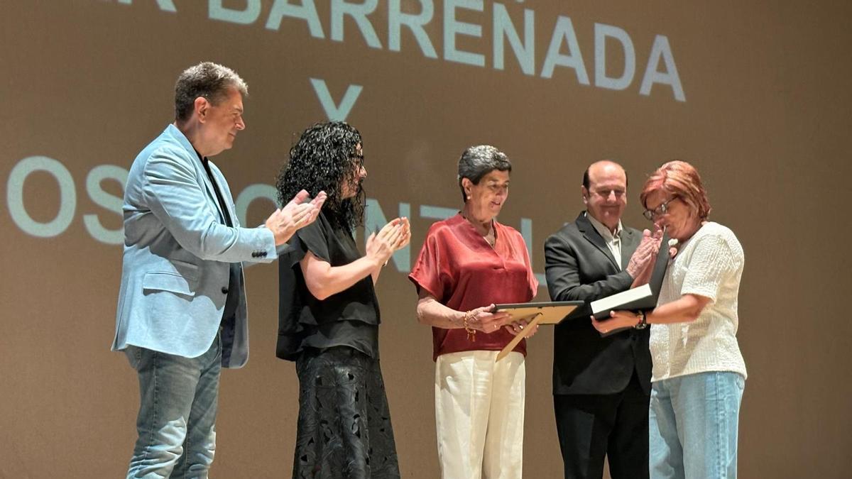 Por la derecha Kety García, José Antonio González "El Cantu La Vara", Pili Barrañeda, Vanesa Gutiérrez y José Ramón Martín Ardines, alcalde de San Martín del Rey Aurelio