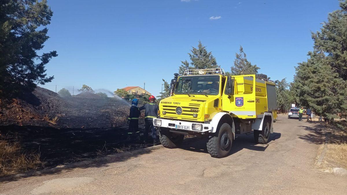 Bomberos de Toro trabajan en la extinción del incendio en Malpique.