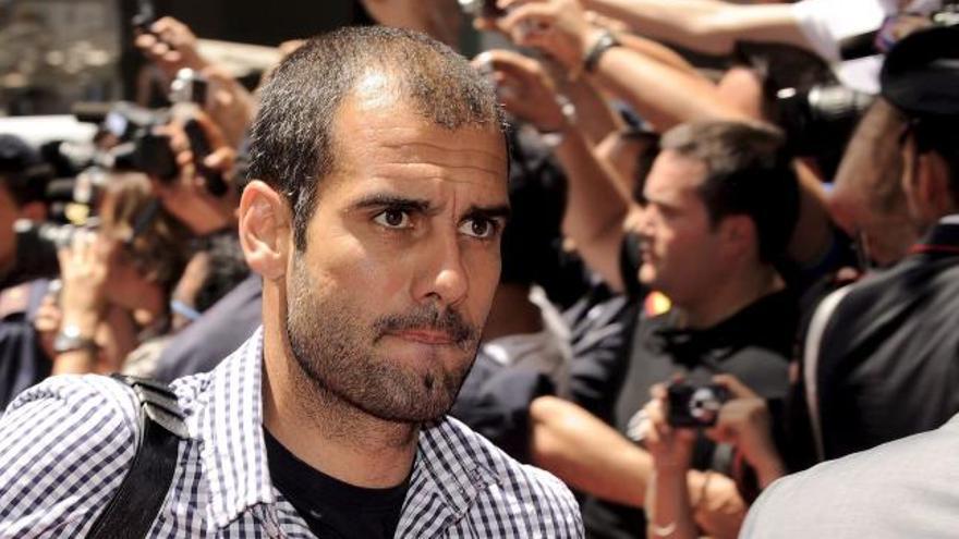 El entrenador del FC Barcelona, Josep Guardiola, fotografiado de camino al hotel de concentración del equipo Roma, Italia, hoy, martes 26 de junio. El FC Barcelona se enfrentará mañana al Manchester United en la final de la Liga de Campeones en la capital italiana.