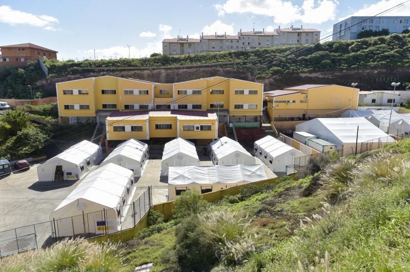 Campamento de inmigrantes en el colegio León