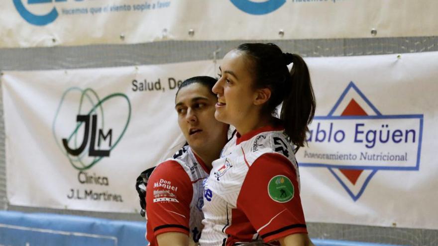 Ana Catarina y Sara Roces se felicitan tras un gol. |