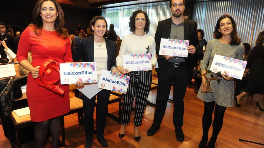 Victoria Madrid, Ana Carrasco, María José Barahona, José Ángel Mayor y Julia Casado muestran el lema de la campaña