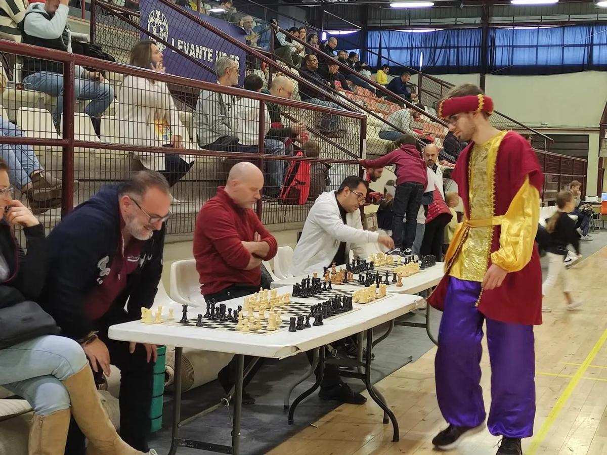 El paje de ajedrez de los Reyes Magos estuvo en el evento deportivo.