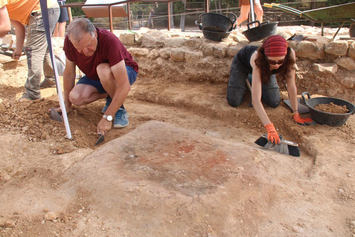 Els arqueòlegs excavant la llar de foc ben preservada que s'ha trobat durant les excavacions d'aquest estiu a Empúries