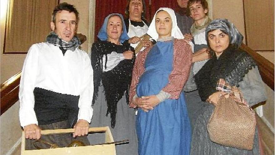 Alguns dels actors del grup de teatre de Cal Rosal vestits d&#039;època, amb els quals recrearan la vida a la fàbrica de final del segle XIX