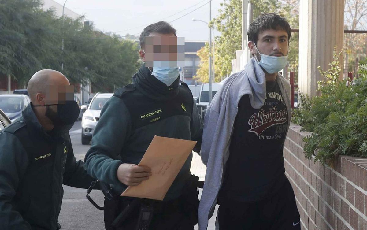 Sergio A. L., de 23 años, ayer, a su llegada al Palacio de Justicia de Llíria. | JOSÉ MANUEL LÓPEZ