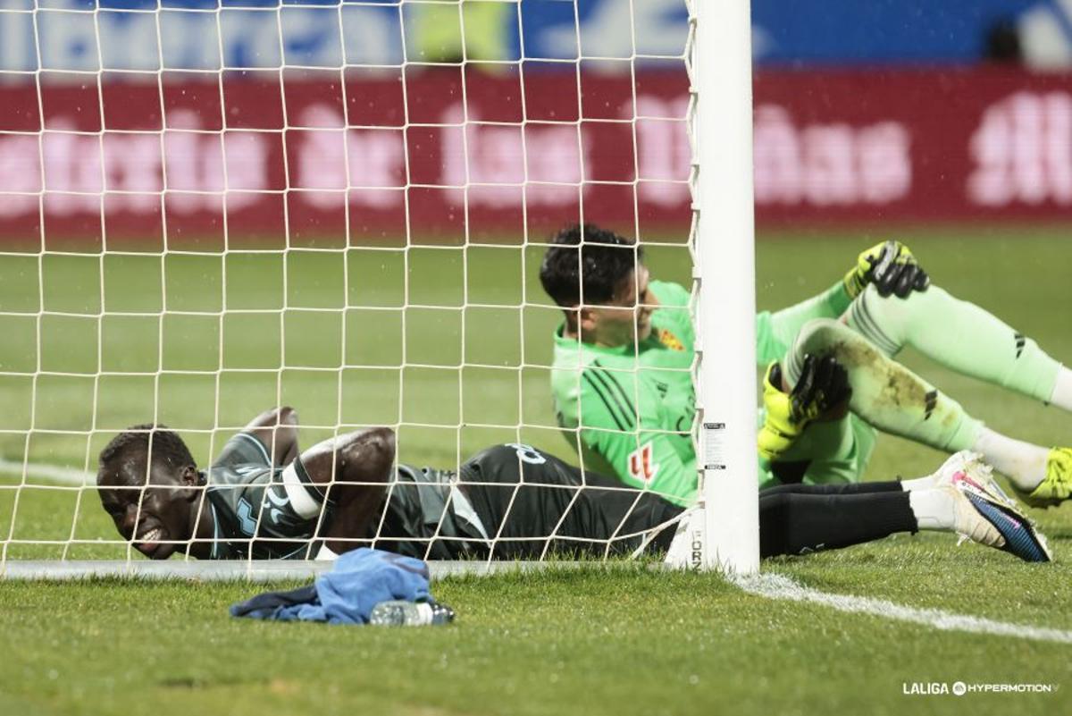 Awer Mabil se lamenta tras errar una ocasión