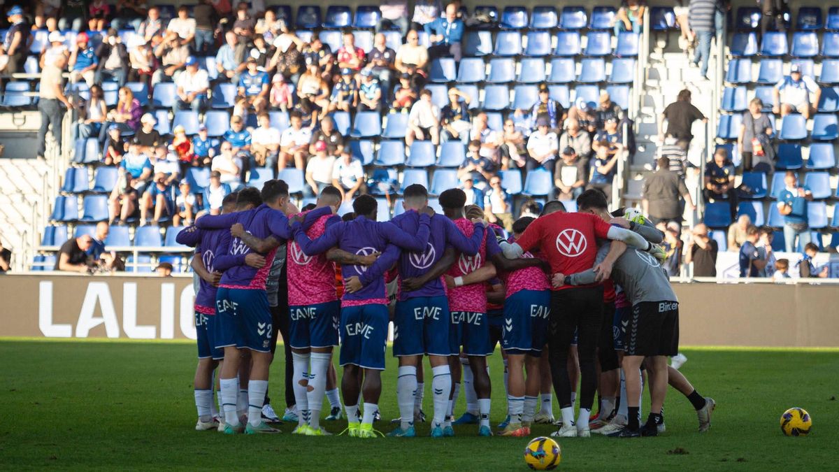 Los futbolistas del CD Tenerife se conjuran antes de un Tenerife.