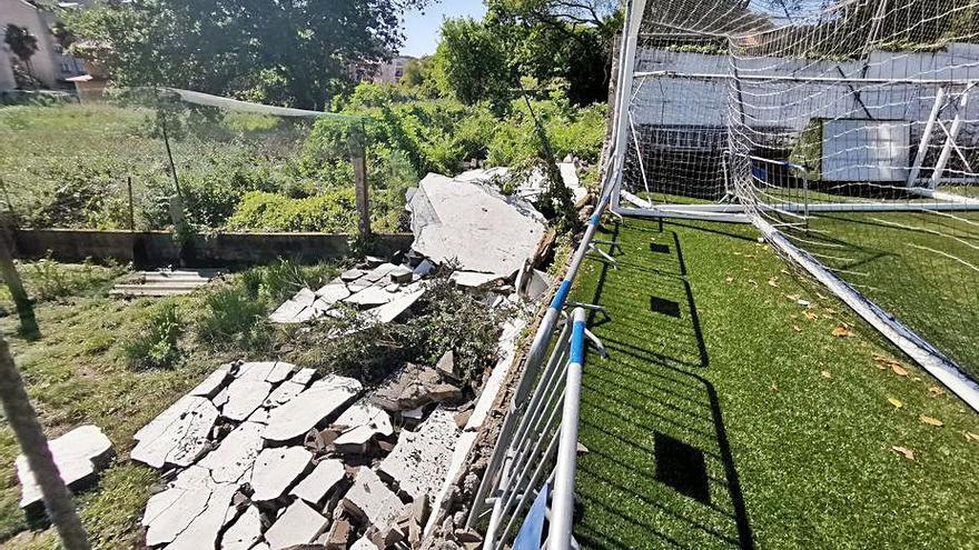 El seguro del Concello no cubre la reposición del muro del campo de fútbol de O Morrazo