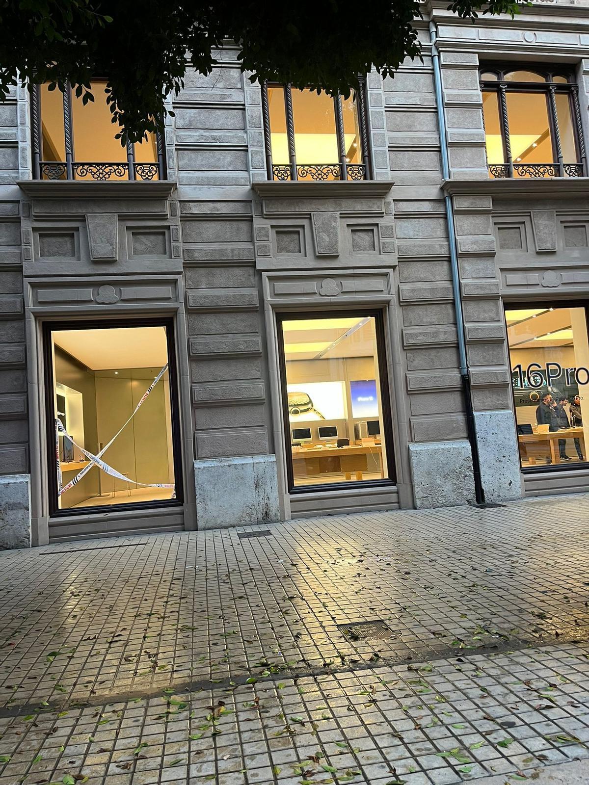 Imagen de la tienda Apple con el ventanal roto, tras el asalto de los aluniceros.