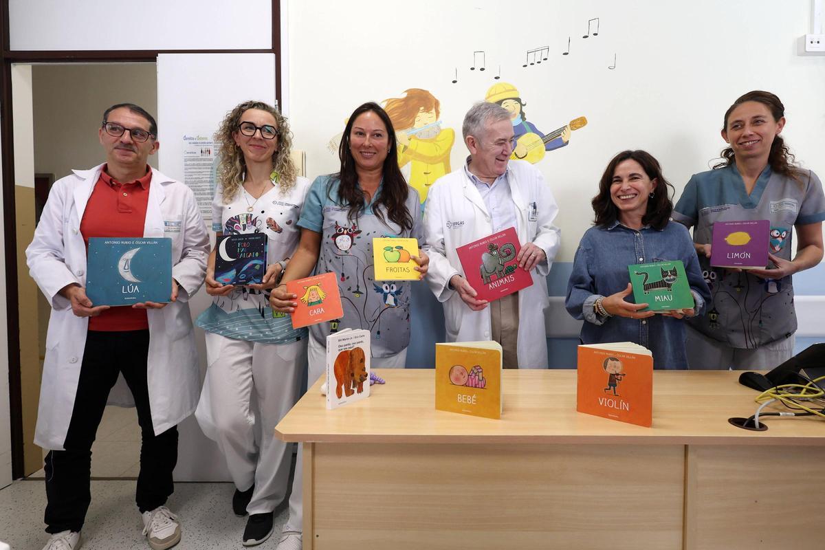 Profesionales sanitarios y de Editorial Kalandraka muestran algunos de los libros.