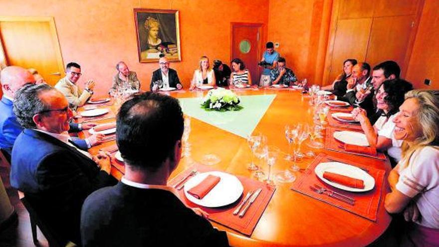 Los asistentes a la comida de Diario de Ibiza, en la espectacular mesa del comedor.