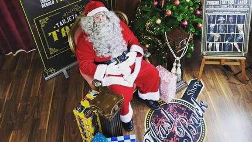 Papá Noel, rodeado de juguetes durante su visita al local.