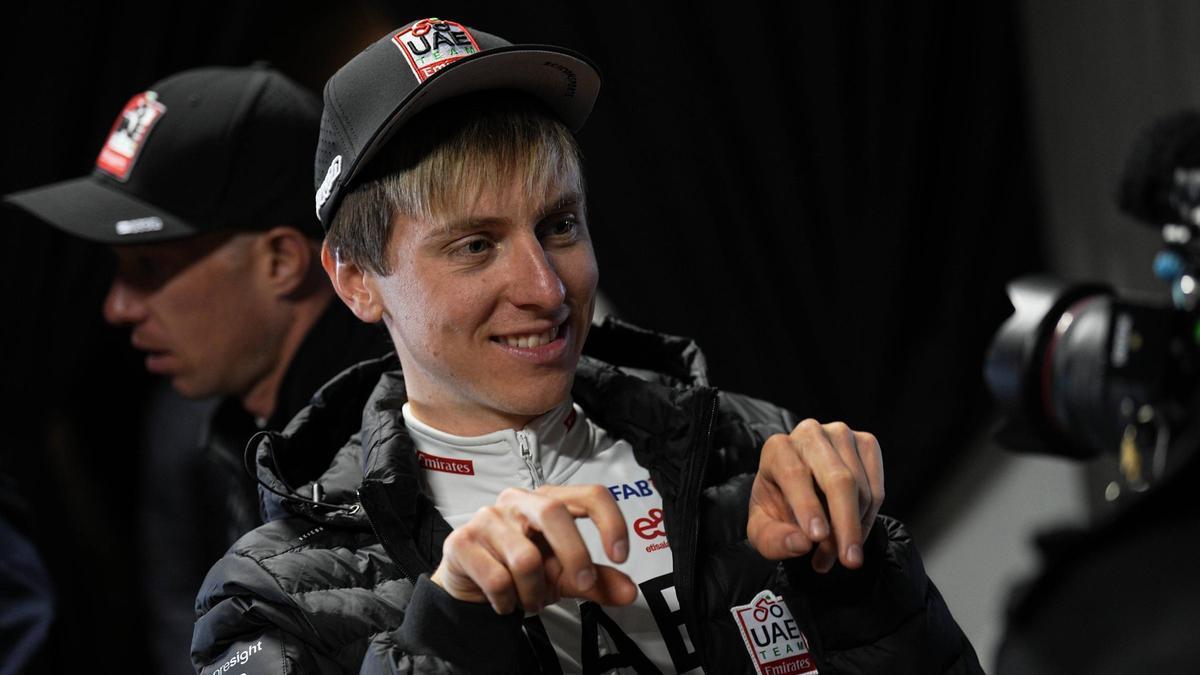 Tadej Pogacar bromea durante la presentación de equipos del Giro.