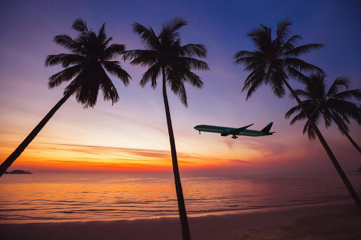 Avión sobrevolando una playa