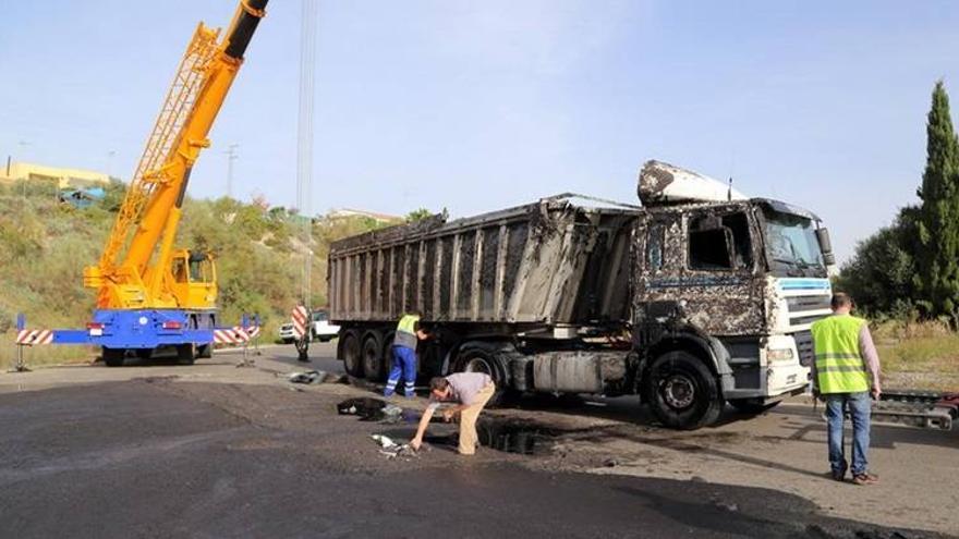 Un camion cargado con orujo vuelca junto al hospital