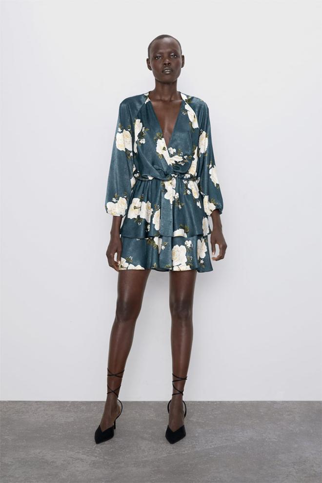 Minivestido de flores de raso, de las rebajas de Zara