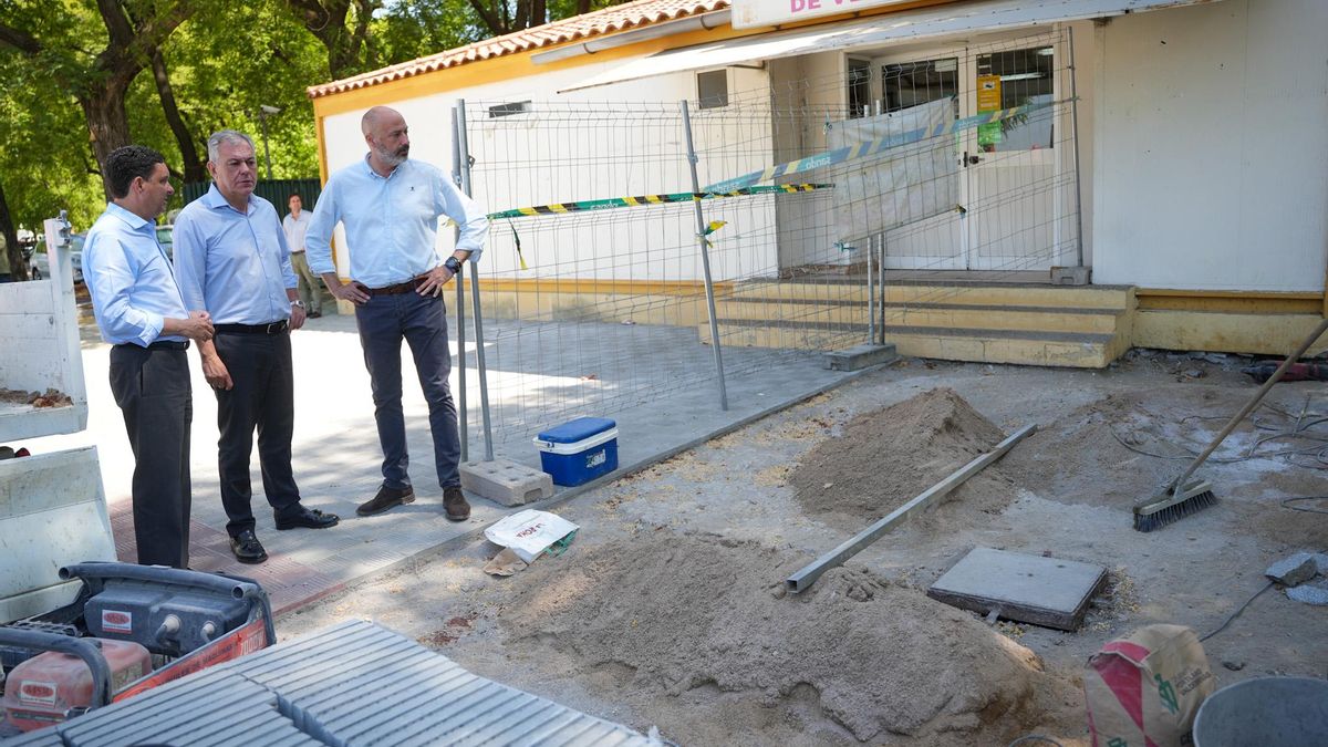 El alcalde de Sevilla, José Luis Sanz, y el delegado de Urbanismo, Juan de la Rosa, visitan las obras de Los Remedios junto al gerente de Urbanismo, Fernando Vázquez