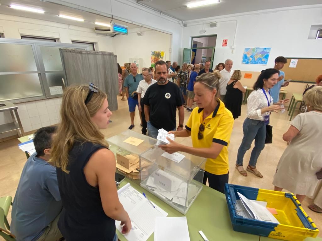 23 J en Elche: masiva asistencia al arranque de las votaciones