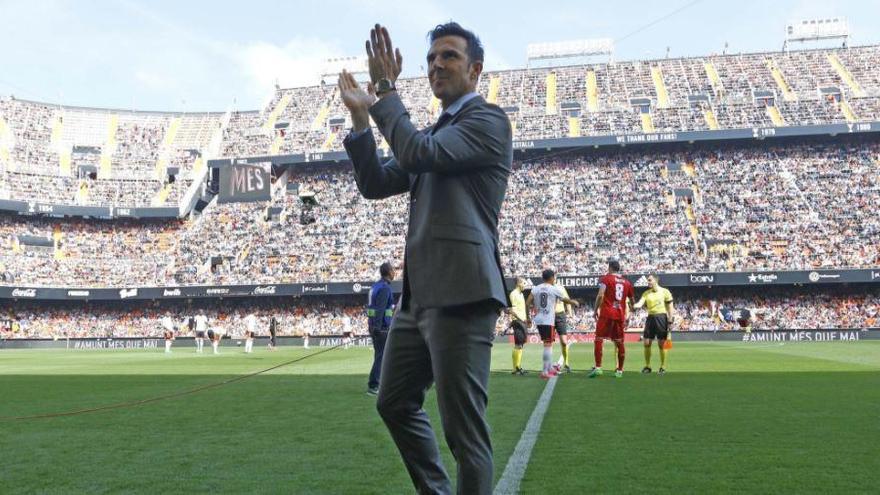 Marchena aplaude a la afición valencianista. Foto: LaLiga