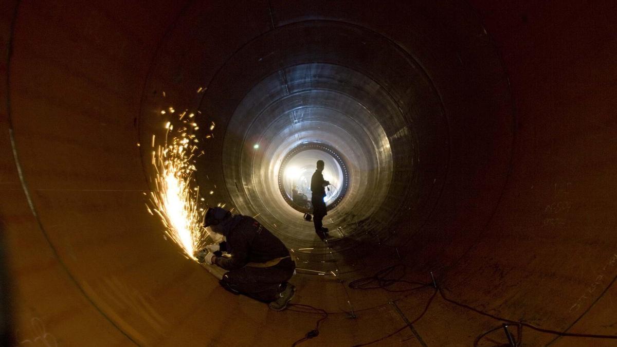 Un soldador en un tramo de torre eólica.