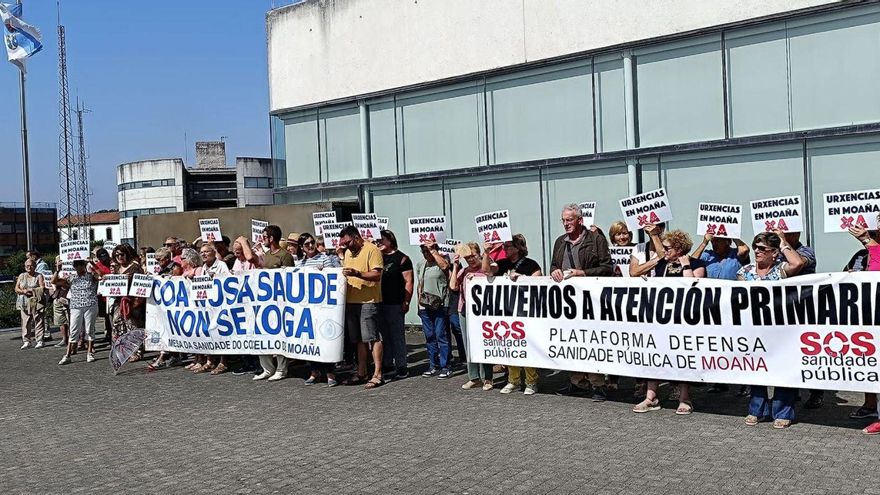 Los moañeses que acudieron a protestar ante la consellería de Sanidade, con integrantes del gobierno local.