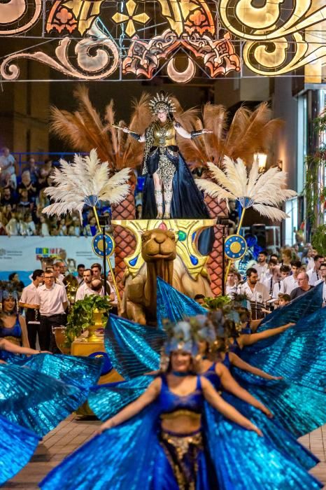 Los Moros y Cristianos hacen suyas las calles de Benidorm.