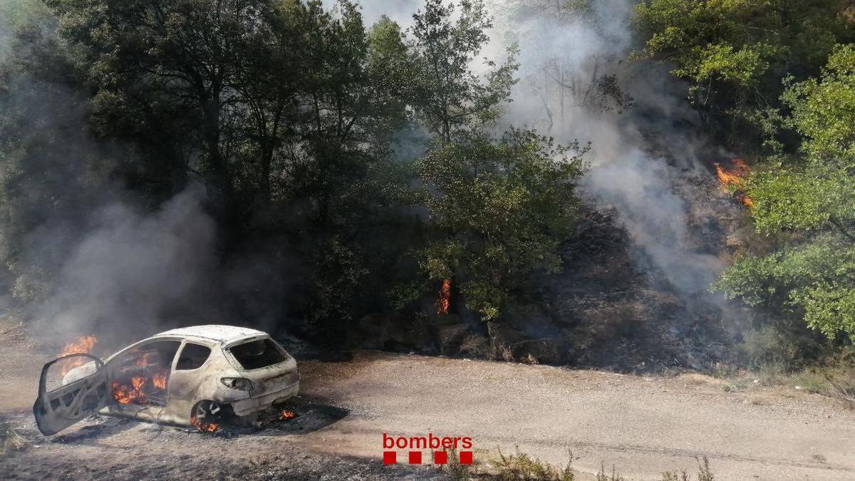 El vehicle ha cremat al voral de la C-26