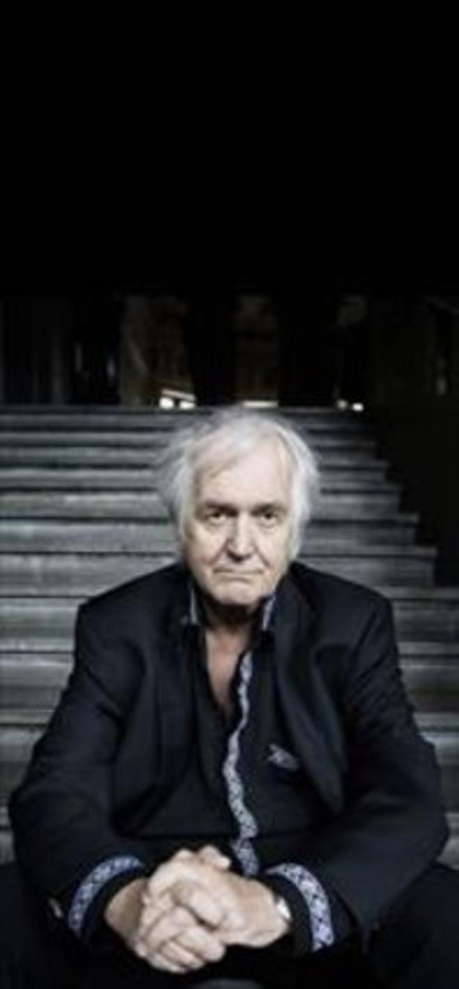 Henning Mankell, amb uns nens ugandesos, a Kampala el 2003.