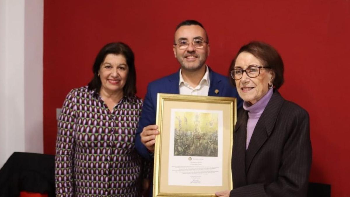 Conchita Ibáñez (a la derecha), cuando fue homenajeada por el Ayuntamiento, junto al alcalde José Benlloch.