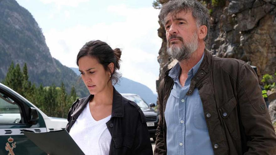 Santiago Baín y Sara Campos, agentes de la UCO en la serie.