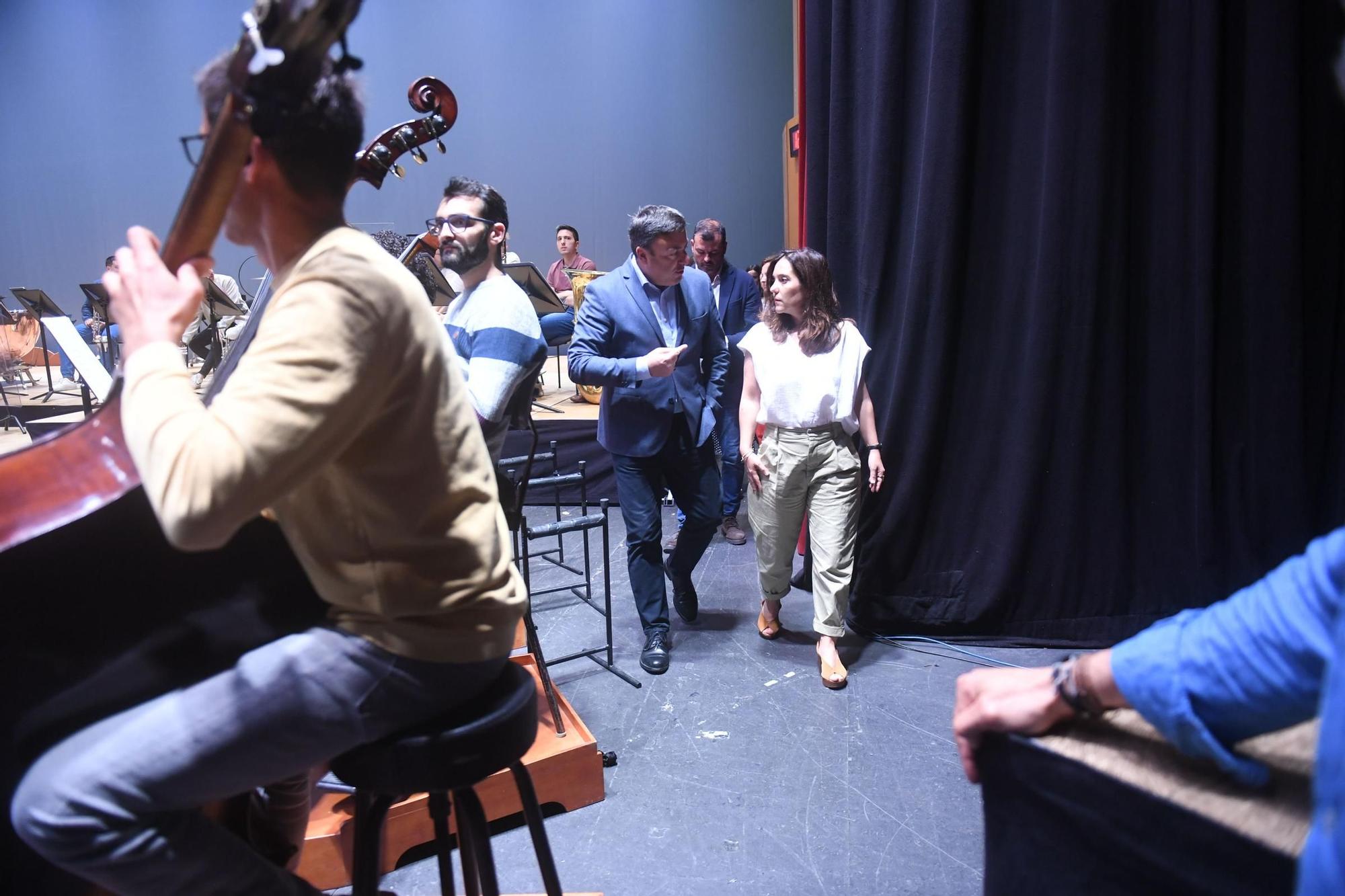 La alcaldesa de A Coruña y el presidente de la Diputación acuden a un ensayo de la Orquesta Sinfónica de Galicia