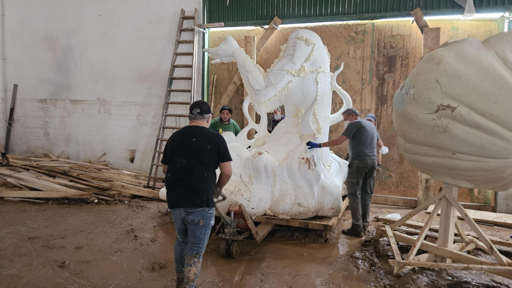 Los falleros de Sueca-L. Azorín se despliegan en el taller de Pedro Santaeulalia
