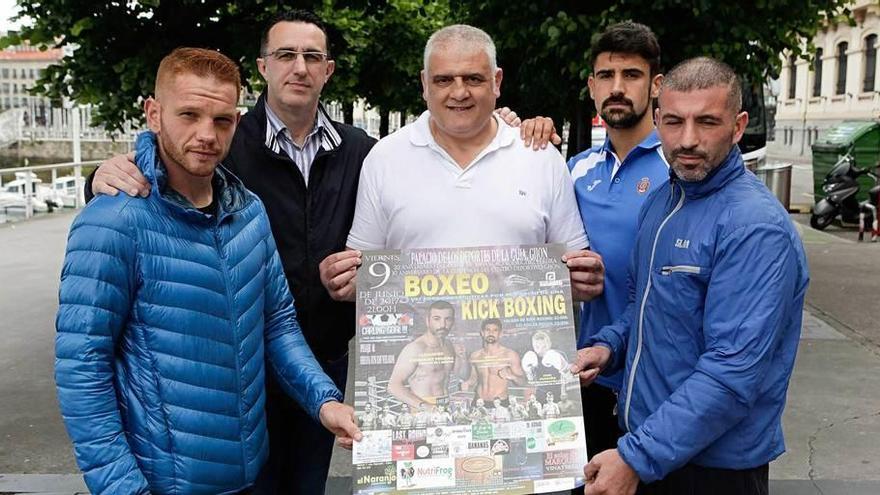 Por la izquierda, José Fandiño, Gonzalo Cortina, Chus Prado, Sergio Fernández y Alejandro Rodríguez Pereira, con el cartel de la velada.