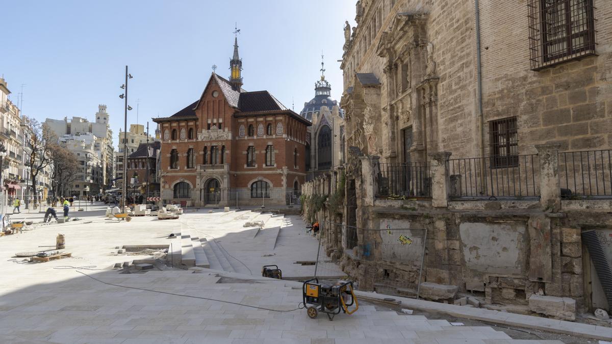 Obras en la plaza del Mercat-Lonja-Santos Juanes