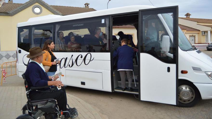 Una usuaria sube al autobús en Fuente Palmera.