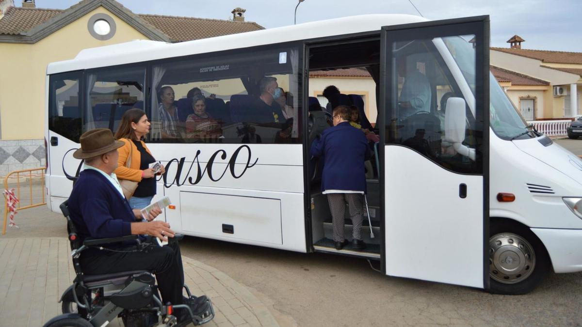 Una usuaria sube al autobús en Fuente Palmera.