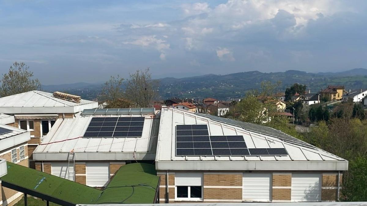 Imágenes de la instalación de placas solares.