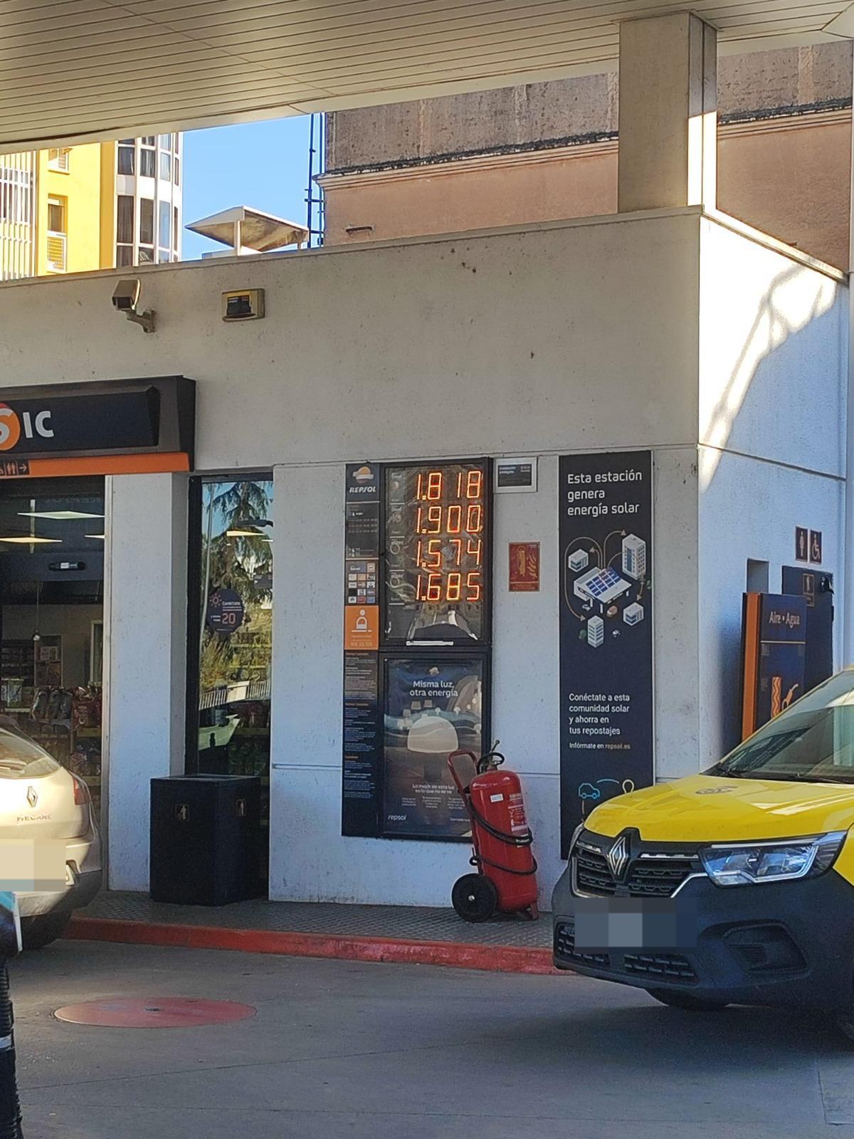 Cartel de precio de estación de servicio Repsol.