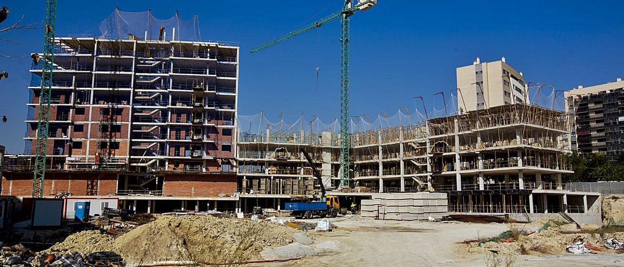 Un edificio en construcción en la ciudad de Alicante.  | RAFA ARJONES