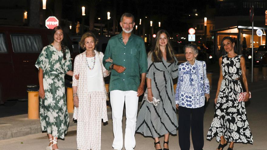 Primera fotografía de doña Sofía con Leonor y Sofía en Mallorca