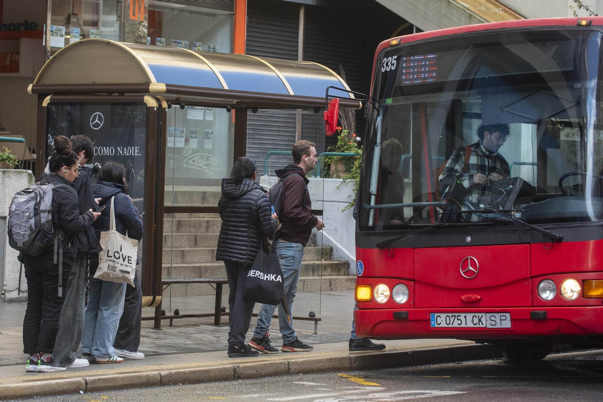 Huelga de transportes en A Coruña: retrasos y colas en las paradas