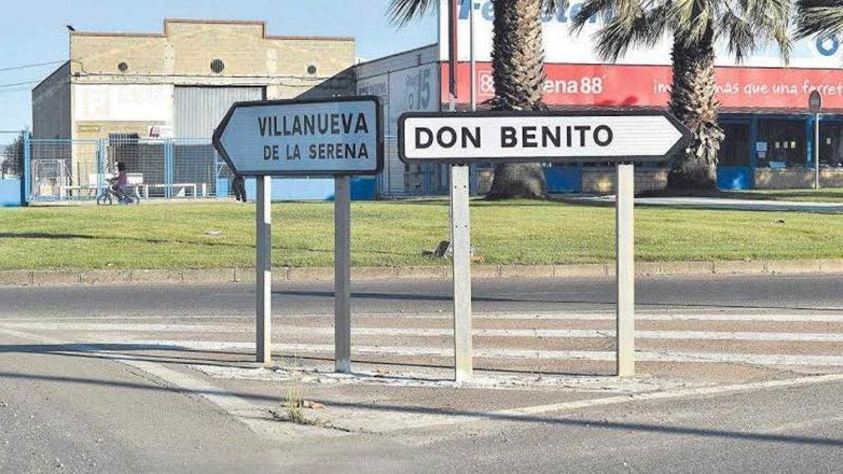 Imagen de archivo de los paneles indicativos de ambas localidades a la entrada de Don Benito.