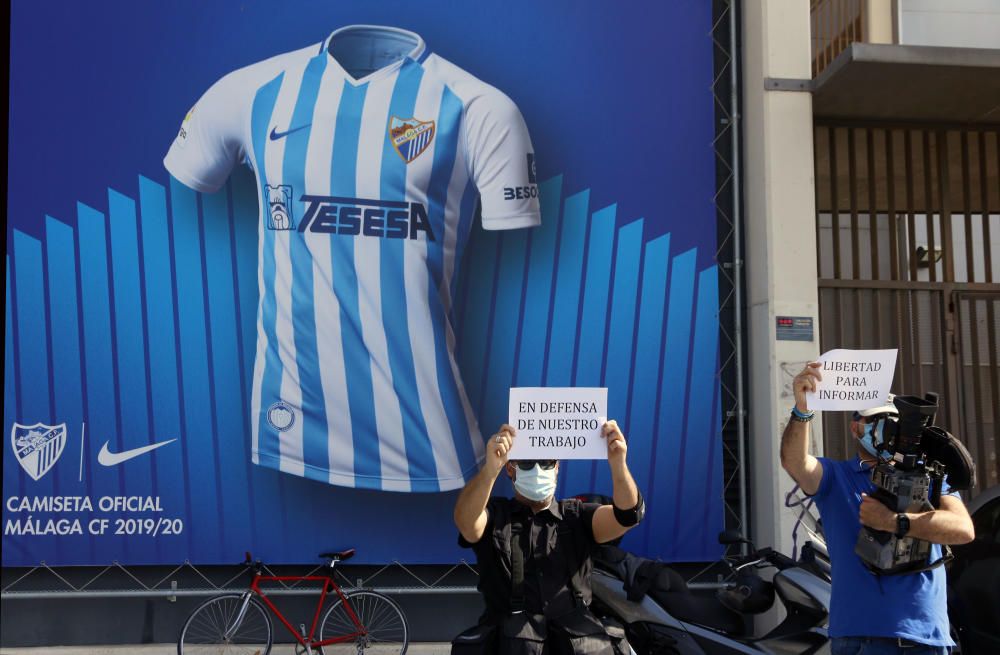 Los informadores gráficos de toda España han organizado hoy diferentes manifestaciones simultáneas para protestar contra las restricciones de LaLiga para entrar a los estadios cuando se reanude la competición. En Málaga, los compañeros gráficos se han concentrado ante La Rosaleda para unirse a esta protesta.