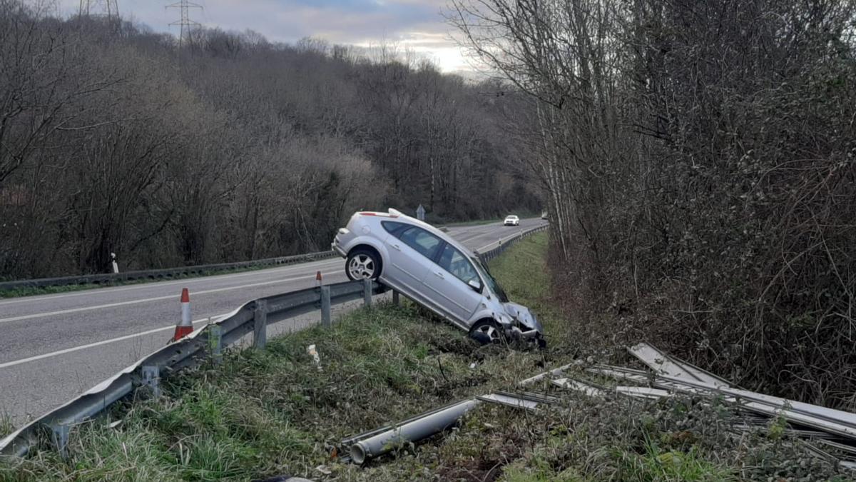 Un coche accidentado en la carretera N-634 a la altura de El Argayón (Nava).