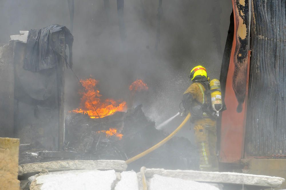 El fuego arrasa una nave con caucho en Crevillent