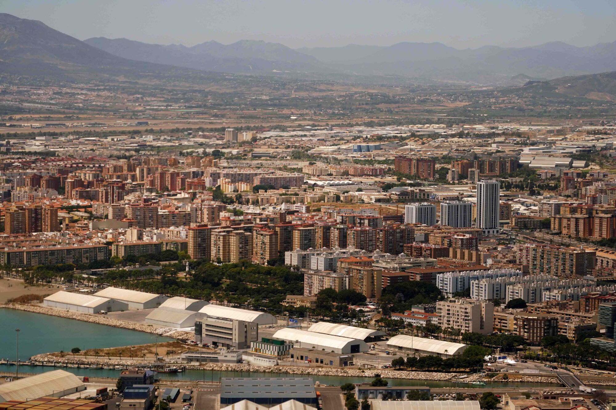 Vistas aéreas de la zona Oeste de Málaga, con el puerto en primer término y los barrios de El Bulto, Jardín de la Abadía, La Princesa, Huelin y la carretera de Cádiz 