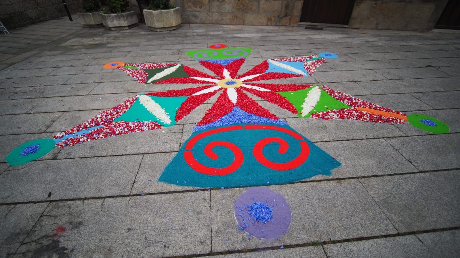 Redondela, cubierta por sus alfombras de flores