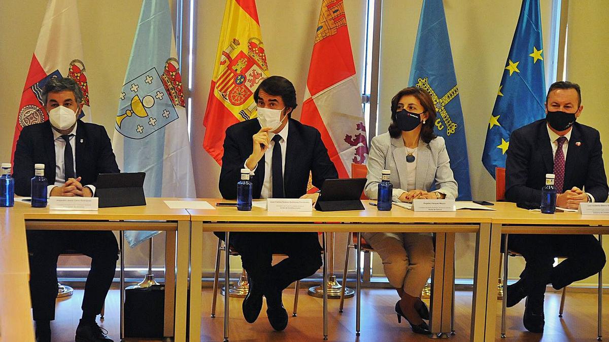 Consejeros autonómicos de Medio Ambiente de las comunidades loberas, ayer. |   // J. CASARES